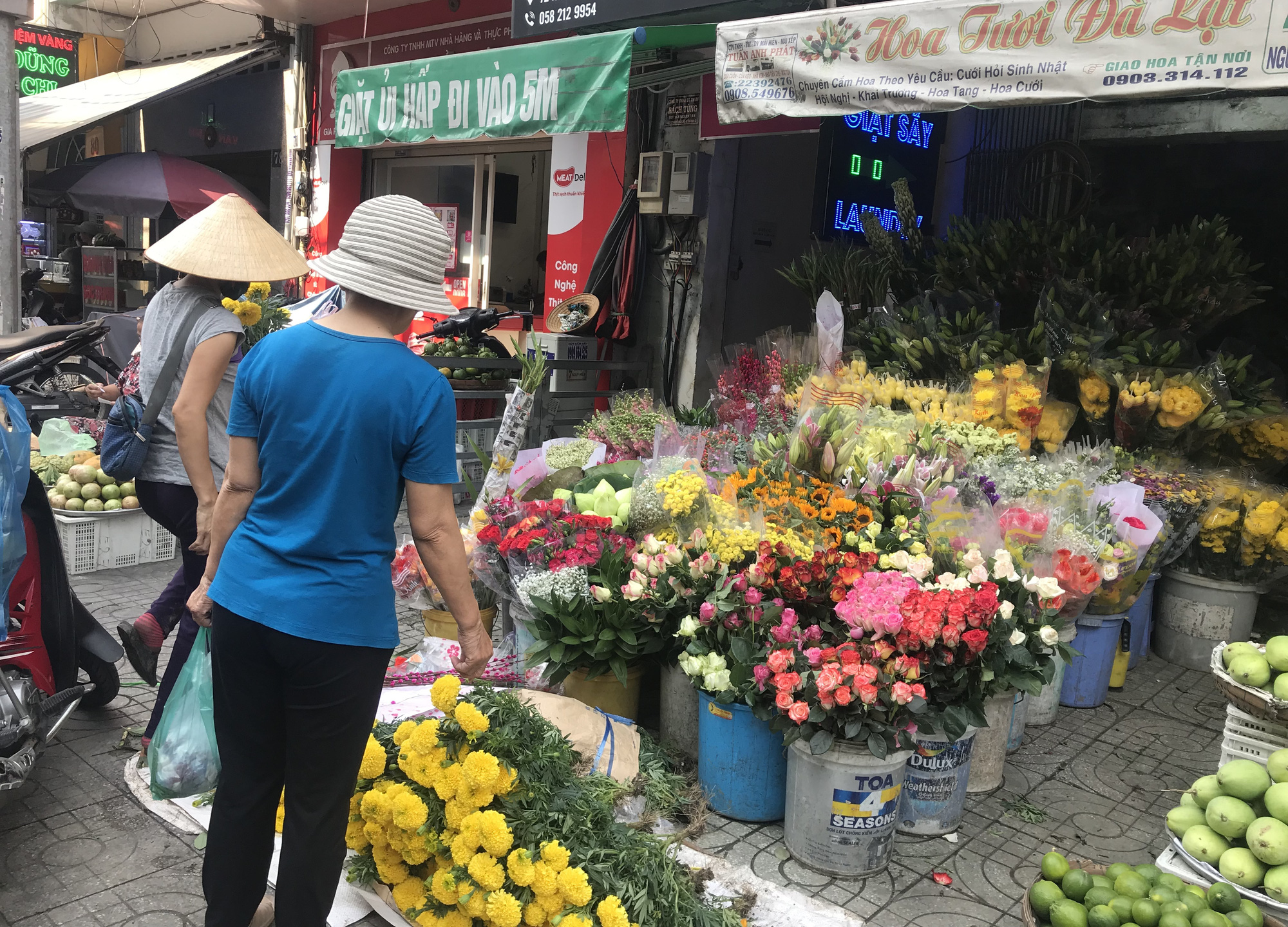 Người Sài Gòn tranh thủ sắm đồ cúng ông Công, ông Táo: Vàng mã hốt bạc, cá chép đìu hiu - Ảnh 12.