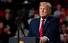 Giá vàng vẫn tăng 100.000 đồng vì Tổng thống Trump chưa chịu gỡ thuế cho Trung Quốc