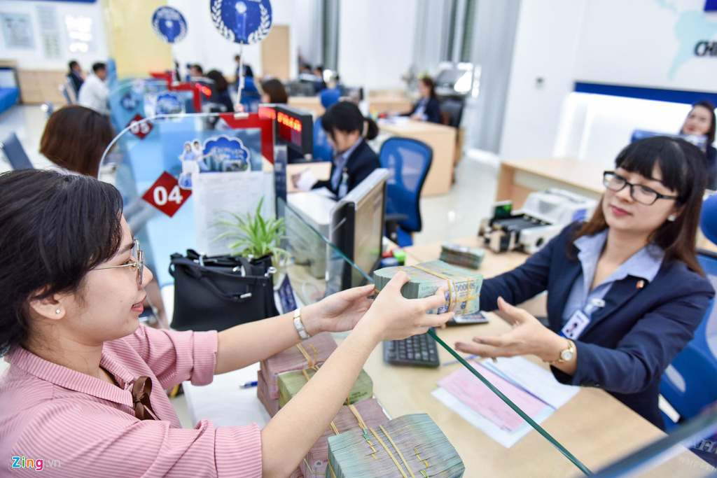 Thưởng Tết 5-7 tháng lương, nhân viên ngân hàng vẫn hụt hẫng - Ảnh 1. Thưởng Tết 5-7 tháng lương, nhân viên ngân hàng vẫn hụt hẫng - Ảnh 1.