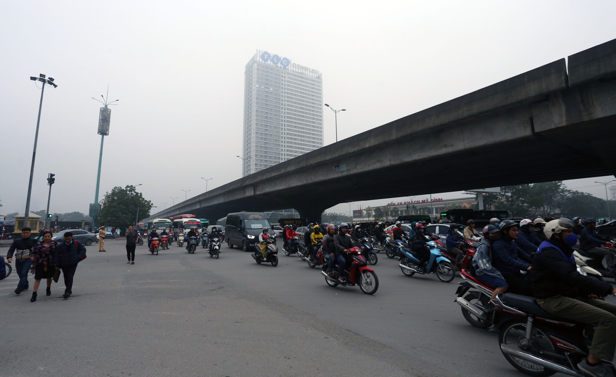 Hà Nội: Nút giao gần bến xe Mỹ Đình ùn tắc tứ bề - Ảnh 1.