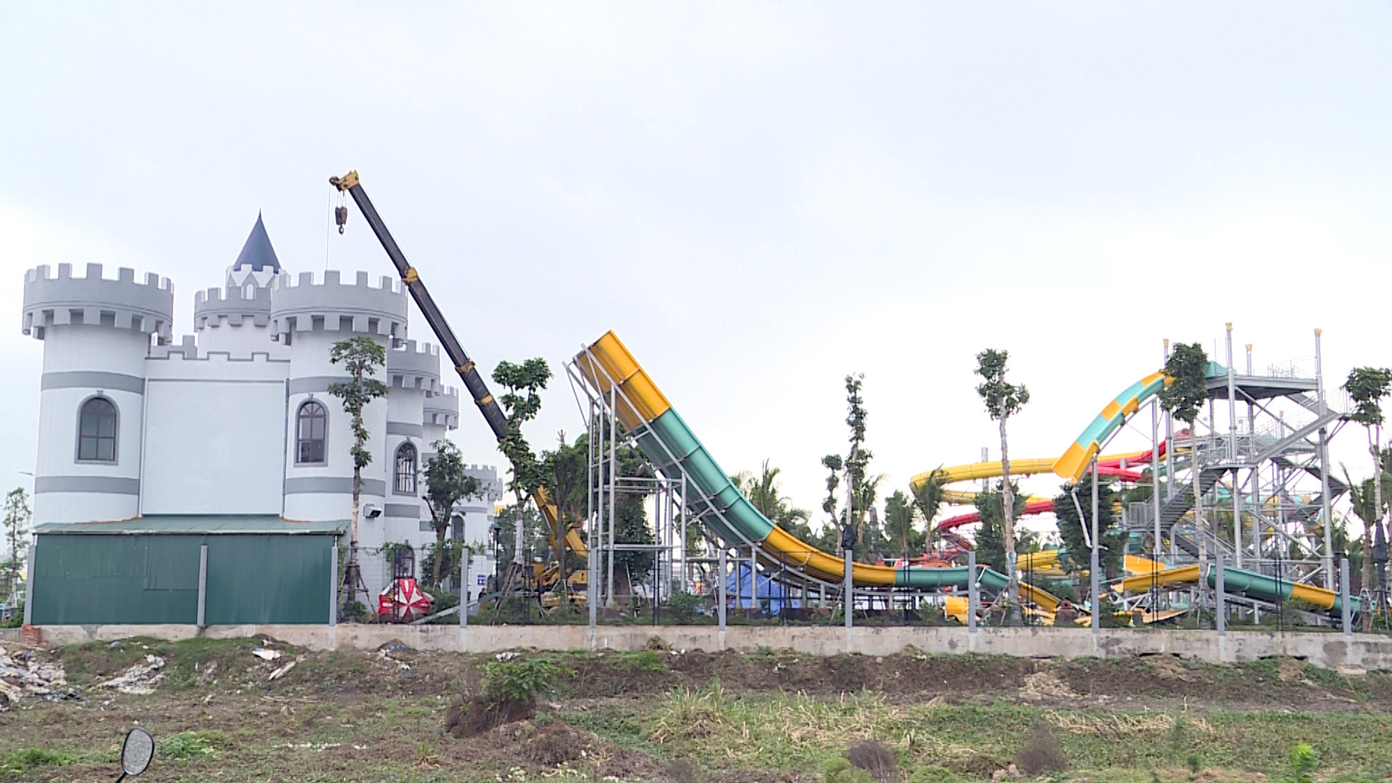 Toàn cảnh phá dỡ công viên nước Thanh Hà - Ảnh 2. Toàn cảnh phá dỡ công viên nước Thanh Hà - Ảnh 2.