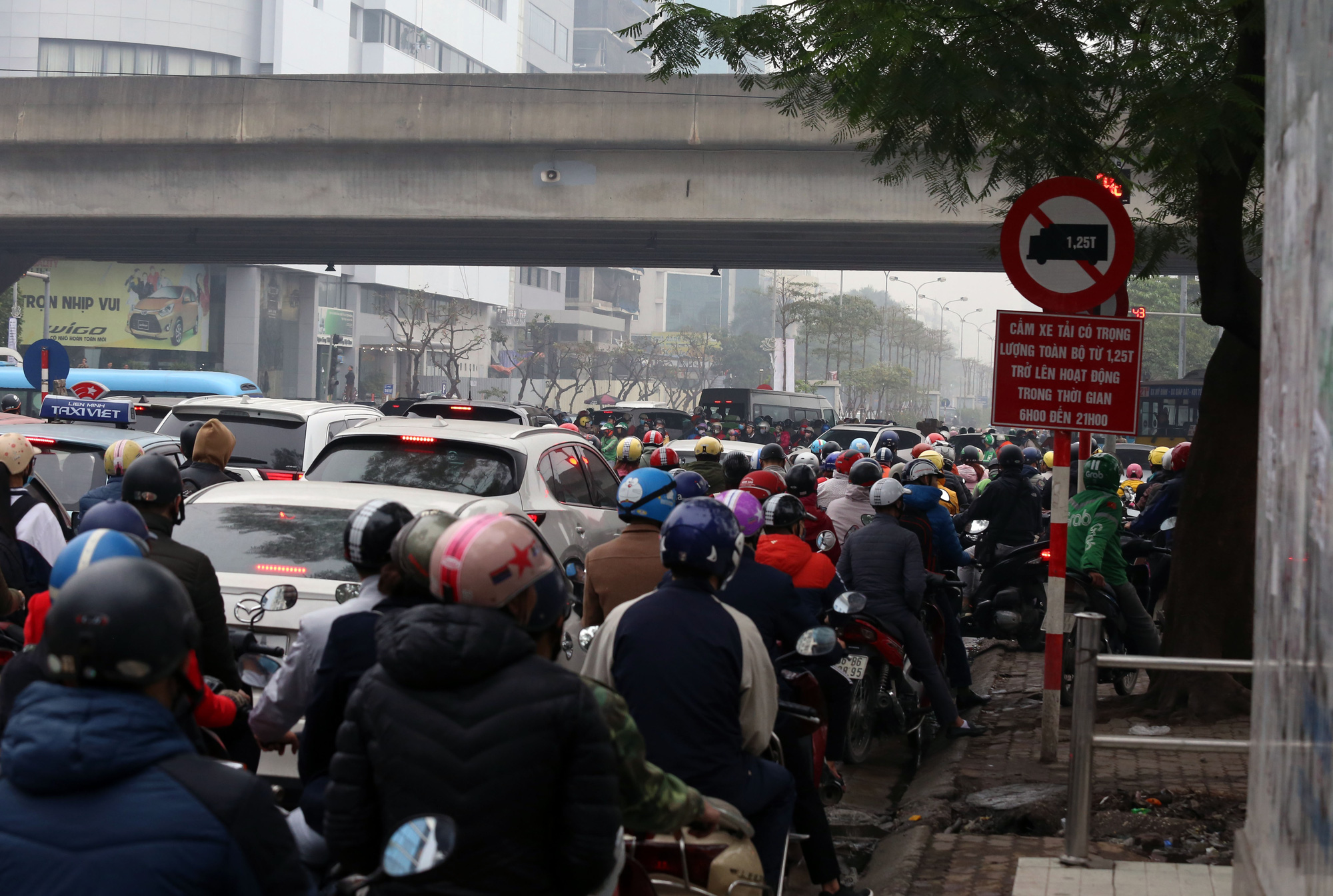 Hà Nội: Nút giao gần bến xe Mỹ Đình ùn tắc tứ bề - Ảnh 7.