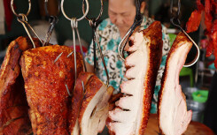 Giá cả thị trường hôm nay 17/1, Tết ông Táo: Heo quay hơn 600.000 đồng/kg, siêu thị giảm mạnh giá thịt nhập khẩu
