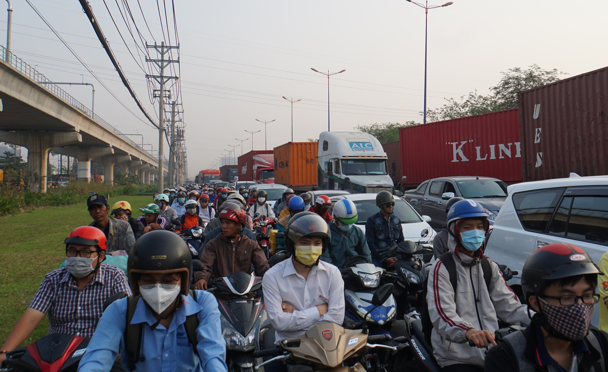 Kinh hoàng cảnh kẹt xe trên mọi ngả đường khu Đông TP HCM - Ảnh 7. Kinh hoàng cảnh kẹt xe trên mọi ngả đường khu Đông TP HCM - Ảnh 7.