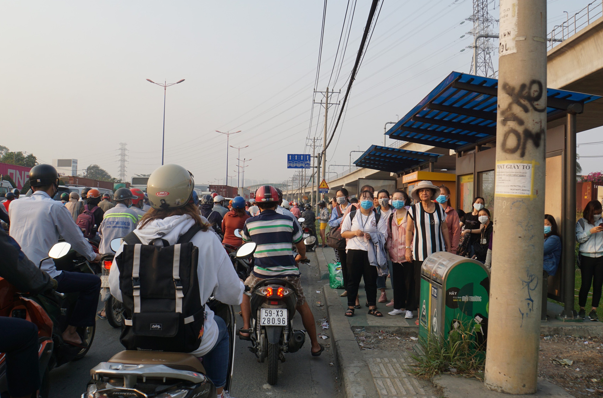 Kinh hoàng cảnh kẹt xe trên mọi ngả đường khu Đông TP HCM - Ảnh 10. Kinh hoàng cảnh kẹt xe trên mọi ngả đường khu Đông TP HCM - Ảnh 10.