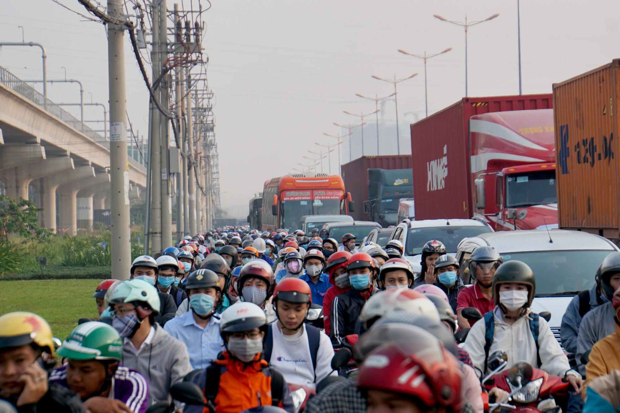 Kinh hoàng cảnh kẹt xe trên mọi ngả đường khu Đông TP HCM - Ảnh 4. Kinh hoàng cảnh kẹt xe trên mọi ngả đường khu Đông TP HCM - Ảnh 4.