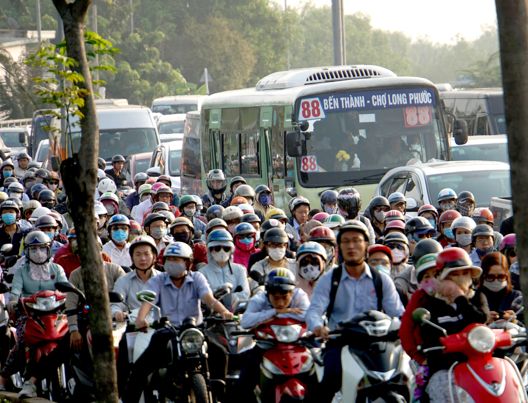 Kinh hoàng cảnh kẹt xe trên mọi ngả đường khu Đông TP HCM - Ảnh 2. Kinh hoàng cảnh kẹt xe trên mọi ngả đường khu Đông TP HCM - Ảnh 2.