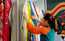 Cho thuê áo dài chụp hình thu bạc triệu mỗi ngày tại con đường hoa mai Tết lần đầu xuất hiện ở TP HCM