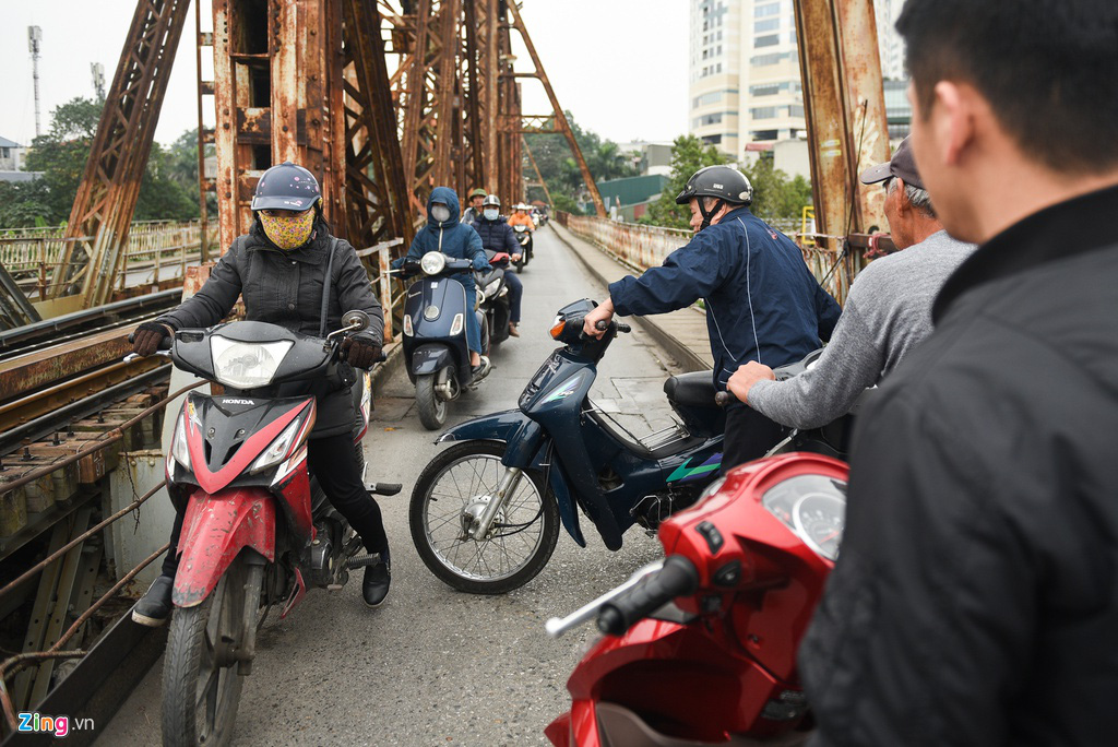 Cầu Long Biên ùn tắc ngày thả cá tiễn ông Táo - Ảnh 10. Cầu Long Biên ùn tắc ngày thả cá tiễn ông Táo - Ảnh 10.