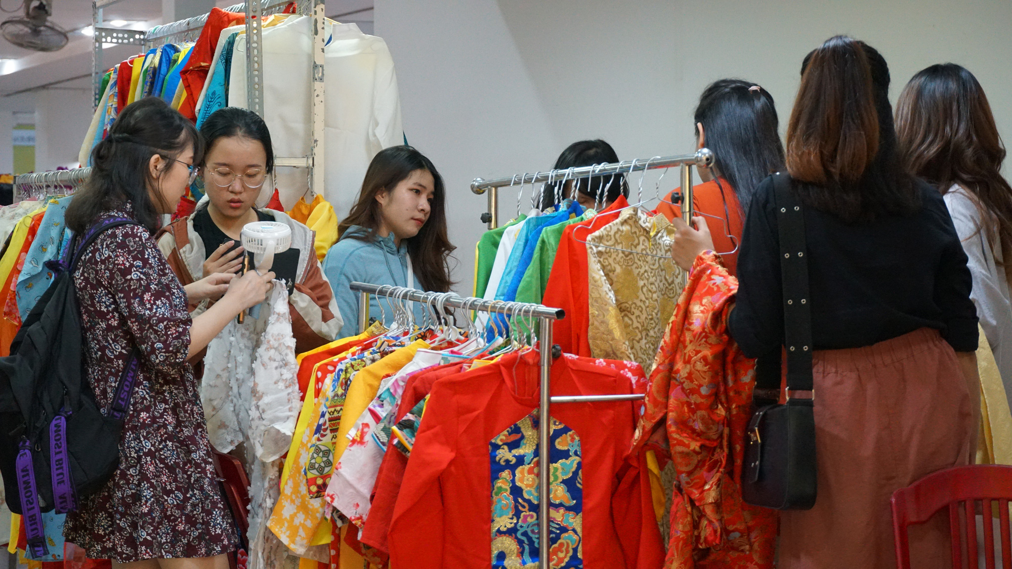 Những dịch vụ 'hái ra tiền' tại con đường hoa mai Tết 2020 - Ảnh 3. Những dịch vụ 'hái ra tiền' tại con đường hoa mai Tết 2020 - Ảnh 3.