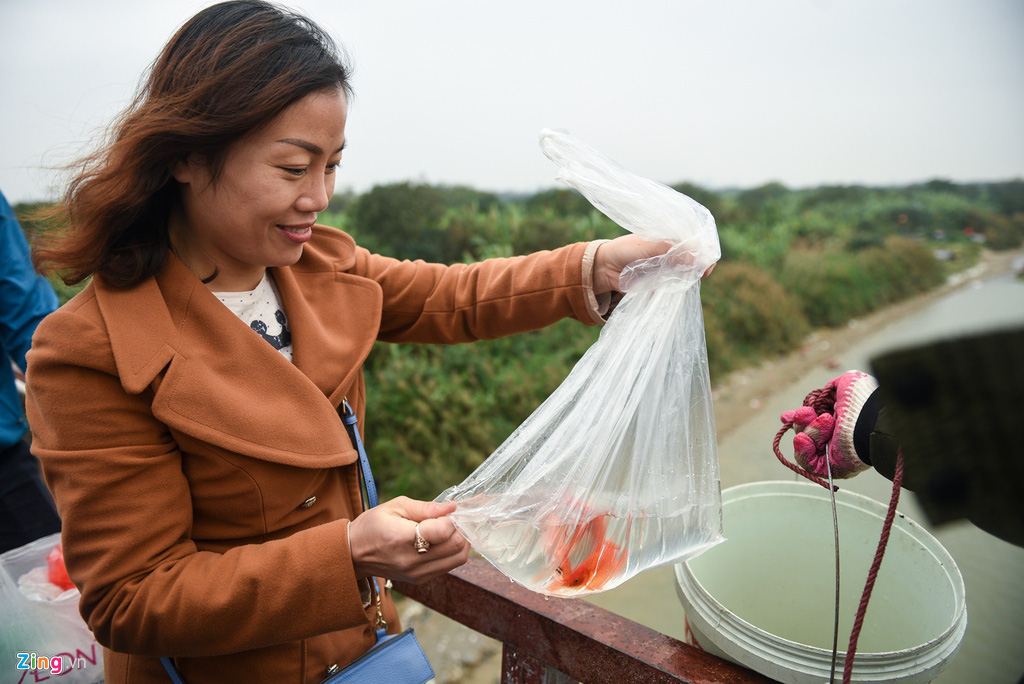 Cầu Long Biên ùn tắc ngày thả cá tiễn ông Táo - Ảnh 4. Cầu Long Biên ùn tắc ngày thả cá tiễn ông Táo - Ảnh 4.