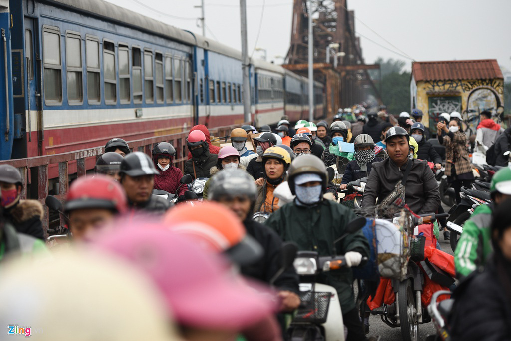 Cầu Long Biên ùn tắc ngày thả cá tiễn ông Táo - Ảnh 1. Cầu Long Biên ùn tắc ngày thả cá tiễn ông Táo - Ảnh 1.