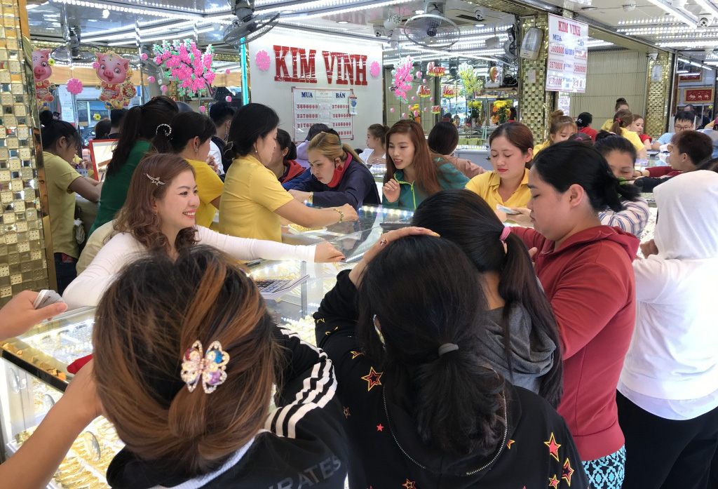 Mua vàng trước Tết, mất ngay triệu đồng mỗi lượng - Ảnh 1. Mua vàng trước Tết, mất ngay triệu đồng mỗi lượng - Ảnh 1.