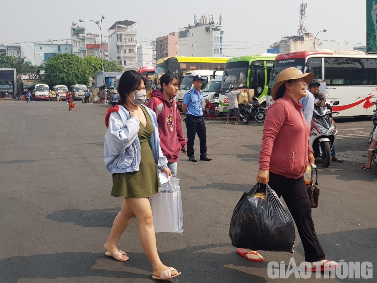 Hàng nghìn xe container ken chặt xe máy, cùng 'chôn chân' trên Xa lộ Hà Nội - Ảnh 11. Hàng nghìn xe container ken chặt xe máy, cùng 'chôn chân' trên Xa lộ Hà Nội - Ảnh 11.