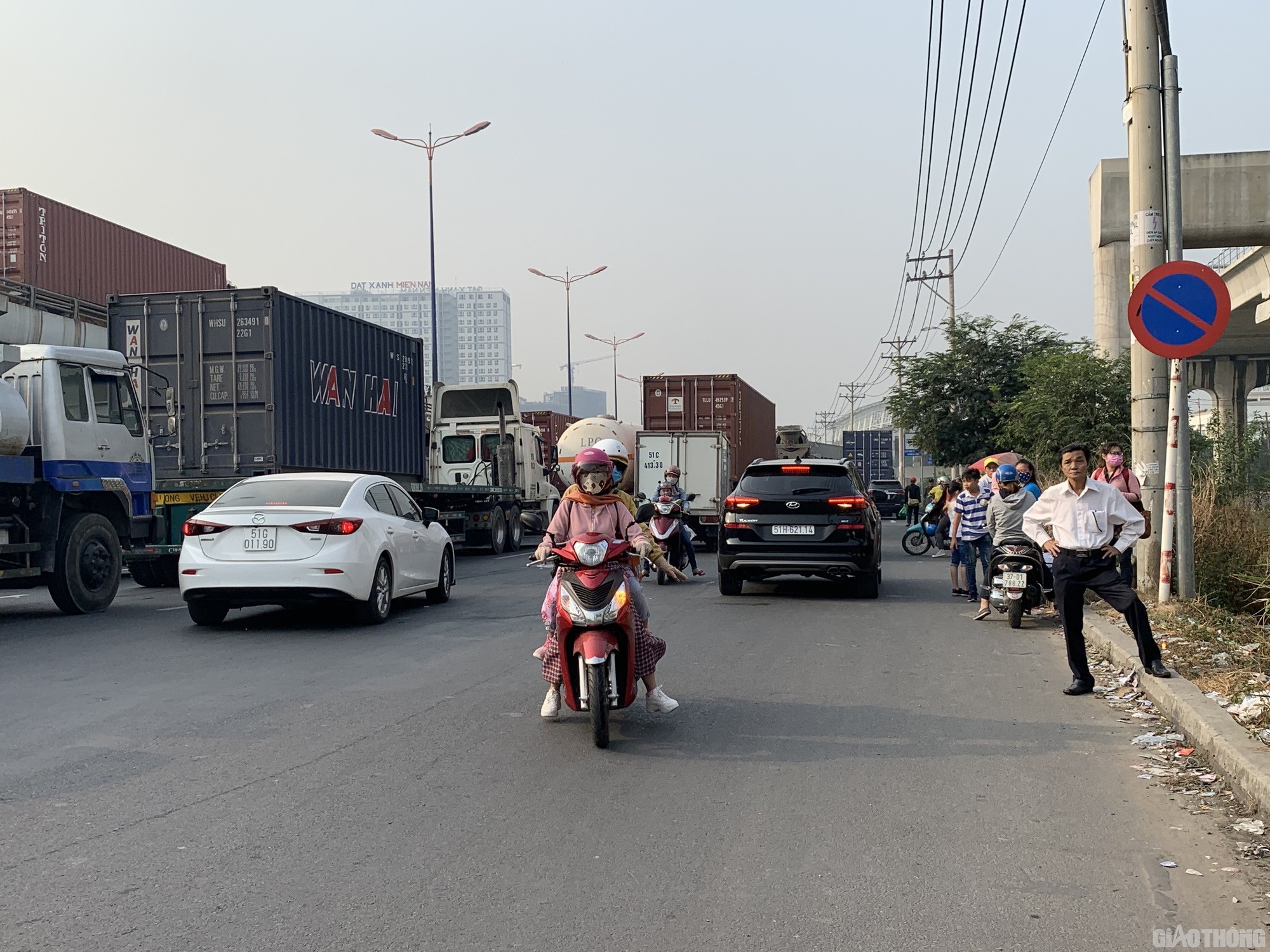 Hàng nghìn xe container ken chặt xe máy, cùng 'chôn chân' trên Xa lộ Hà Nội - Ảnh 5. Hàng nghìn xe container ken chặt xe máy, cùng 'chôn chân' trên Xa lộ Hà Nội - Ảnh 5.