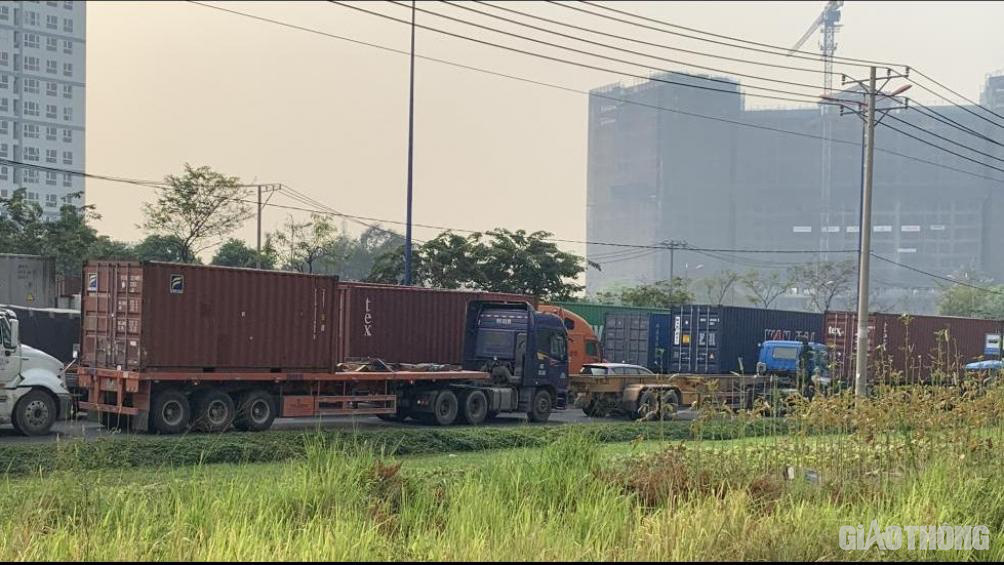 Hàng nghìn xe container ken chặt xe máy, cùng 'chôn chân' trên Xa lộ Hà Nội - Ảnh 3. Hàng nghìn xe container ken chặt xe máy, cùng 'chôn chân' trên Xa lộ Hà Nội - Ảnh 3.