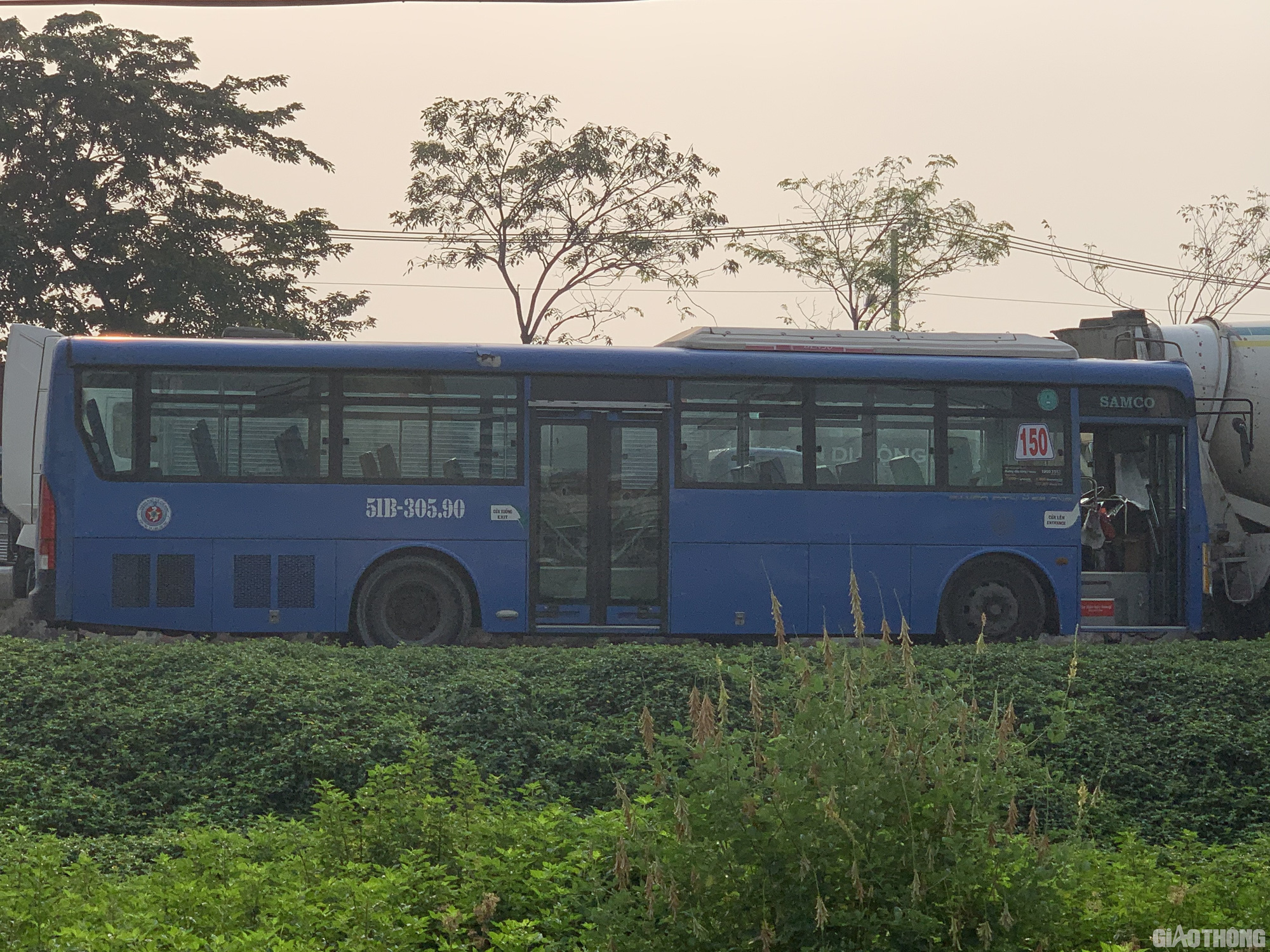 Hàng nghìn xe container ken chặt xe máy, cùng 'chôn chân' trên Xa lộ Hà Nội - Ảnh 4. Hàng nghìn xe container ken chặt xe máy, cùng 'chôn chân' trên Xa lộ Hà Nội - Ảnh 4.