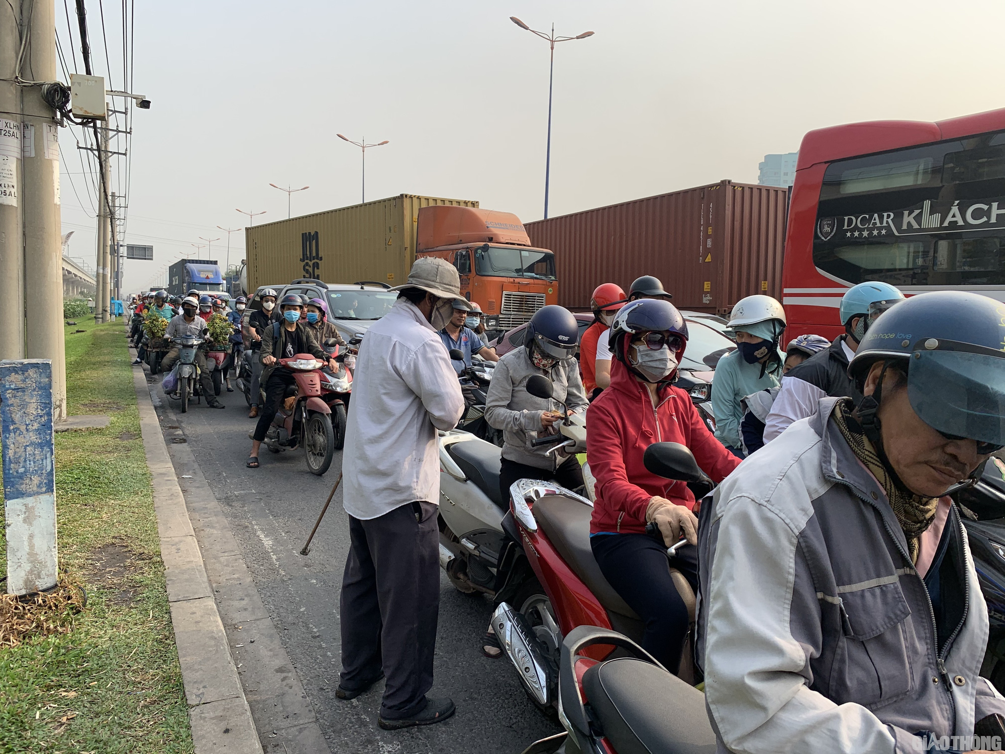 Hàng nghìn xe container ken chặt xe máy, cùng 'chôn chân' trên Xa lộ Hà Nội - Ảnh 1. Hàng nghìn xe container ken chặt xe máy, cùng 'chôn chân' trên Xa lộ Hà Nội - Ảnh 1.