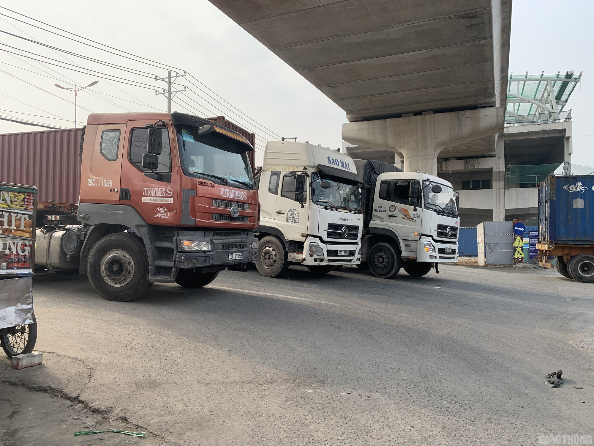 Hàng nghìn xe container ken chặt xe máy, cùng 'chôn chân' trên Xa lộ Hà Nội - Ảnh 10. Hàng nghìn xe container ken chặt xe máy, cùng 'chôn chân' trên Xa lộ Hà Nội - Ảnh 10.