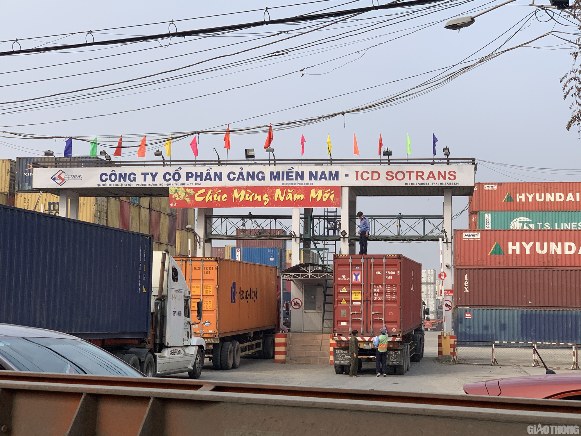 Hàng nghìn xe container ken chặt xe máy, cùng 'chôn chân' trên Xa lộ Hà Nội - Ảnh 9. Hàng nghìn xe container ken chặt xe máy, cùng 'chôn chân' trên Xa lộ Hà Nội - Ảnh 9.