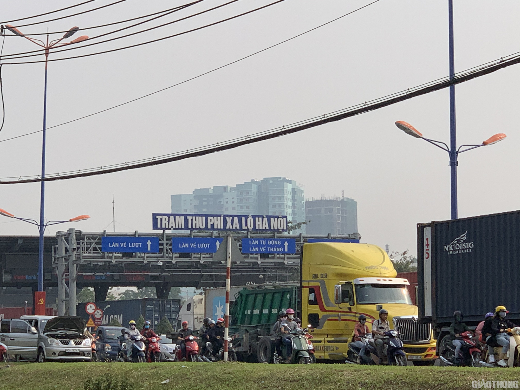 Hàng nghìn xe container ken chặt xe máy, cùng 'chôn chân' trên Xa lộ Hà Nội - Ảnh 6. Hàng nghìn xe container ken chặt xe máy, cùng 'chôn chân' trên Xa lộ Hà Nội - Ảnh 6.