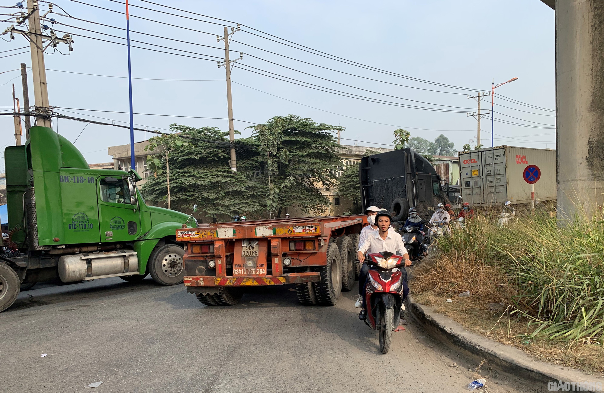 Hàng nghìn xe container ken chặt xe máy, cùng 'chôn chân' trên Xa lộ Hà Nội - Ảnh 8. Hàng nghìn xe container ken chặt xe máy, cùng 'chôn chân' trên Xa lộ Hà Nội - Ảnh 8.