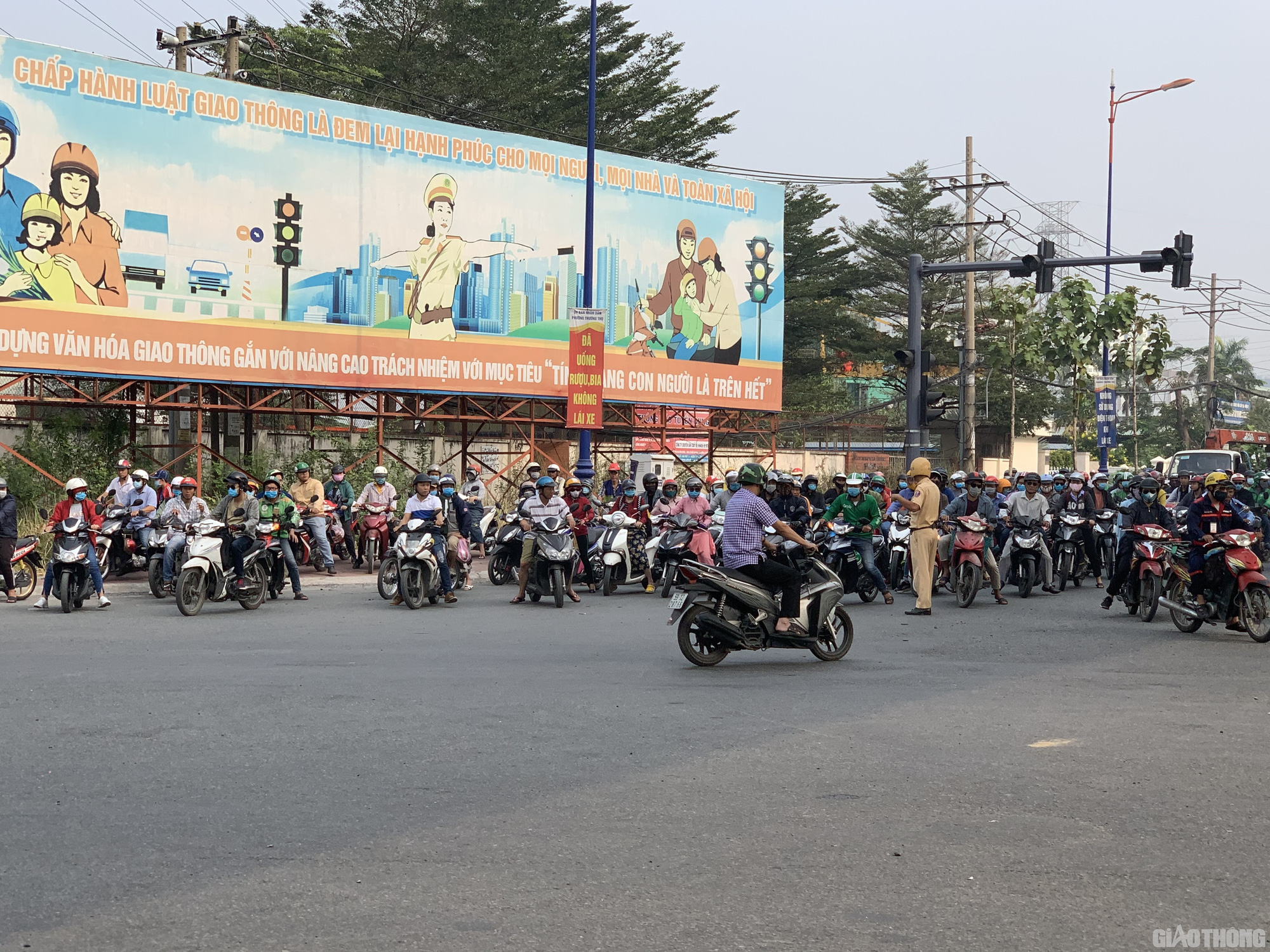 Hàng nghìn xe container ken chặt xe máy, cùng 'chôn chân' trên Xa lộ Hà Nội - Ảnh 7. Hàng nghìn xe container ken chặt xe máy, cùng 'chôn chân' trên Xa lộ Hà Nội - Ảnh 7.