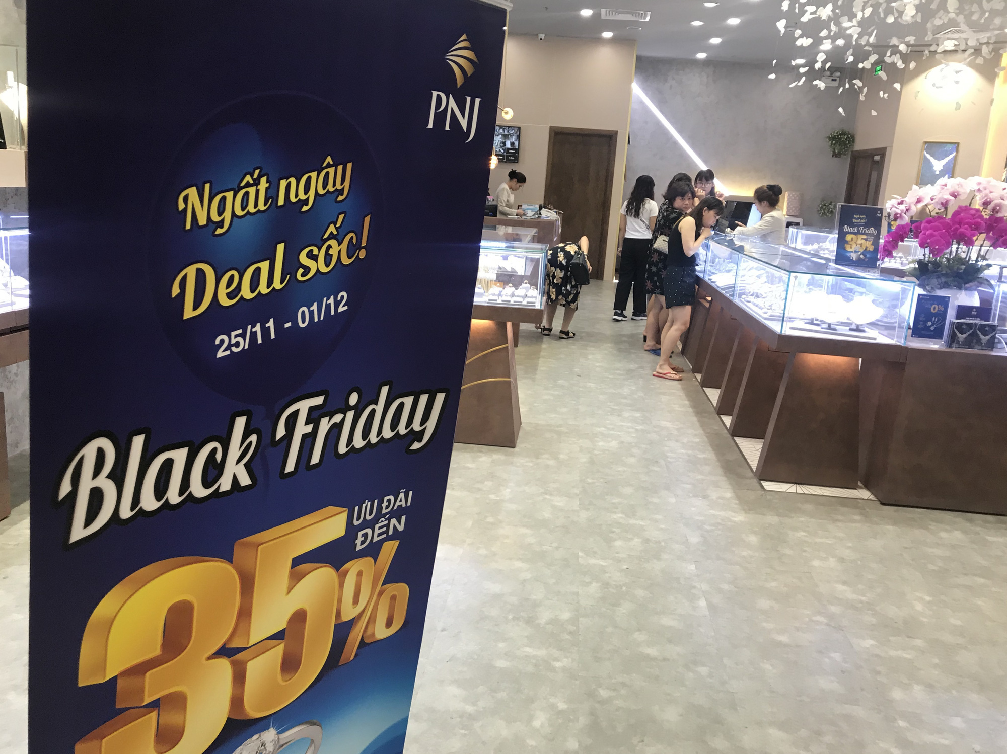 Bán vàng bạc đá quý, doanh nghiệp của bà Cao Thị Ngọc Dung lãi hơn 1.500 tỉ đồng - Ảnh 1.