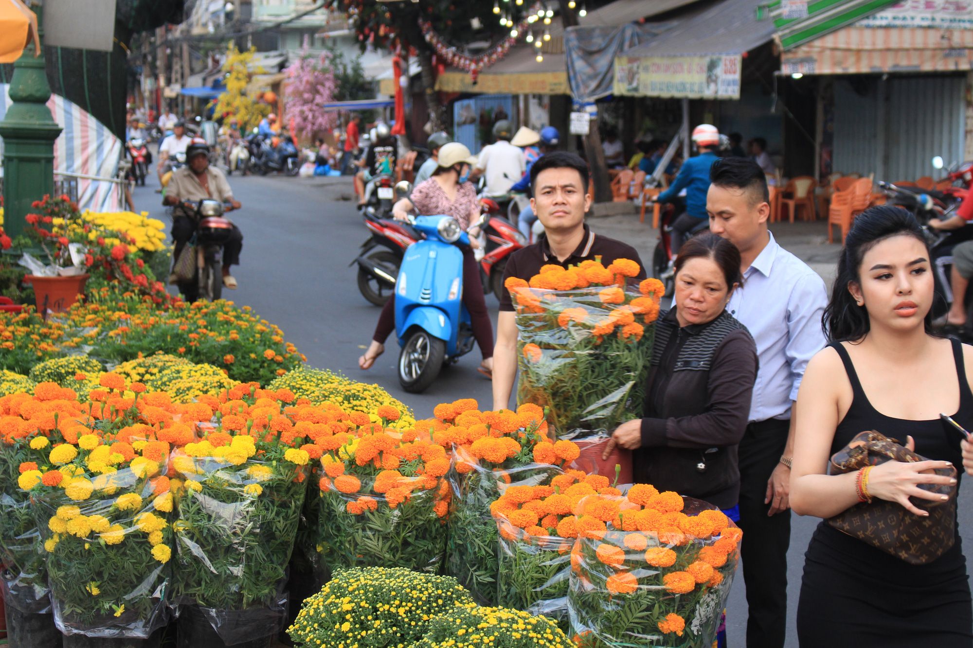 Nhà vườn miền Tây cập bến Bình Đông, chợ hoa trên bến dưới thuyền tại Sài Gòn bắt đầu nhộn nhịp - Ảnh 12. Nhà vườn miền Tây cập bến Bình Đông, chợ hoa trên bến dưới thuyền tại Sài Gòn bắt đầu nhộn nhịp - Ảnh 12.