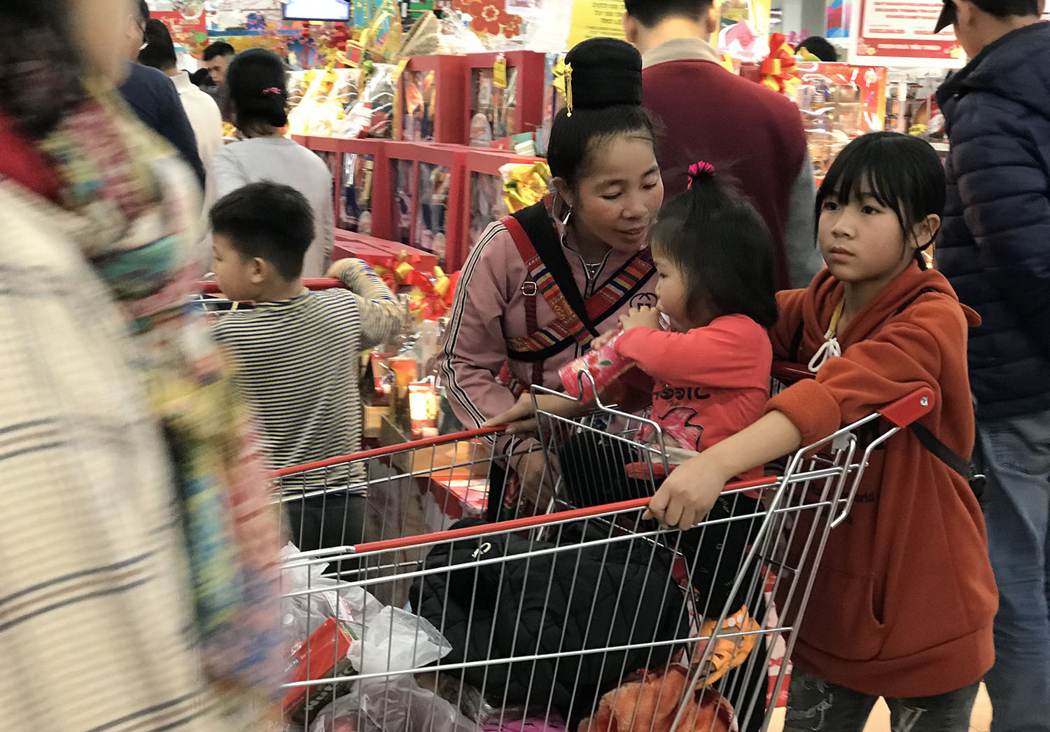 Biển người đổ đi sắm Tết, người lớn bơ phờ, trẻ con ngủ gật trên lưng mẹ chờ thanh toán - Ảnh 6. Biển người đổ đi sắm Tết, người lớn bơ phờ, trẻ con ngủ gật trên lưng mẹ chờ thanh toán - Ảnh 6.