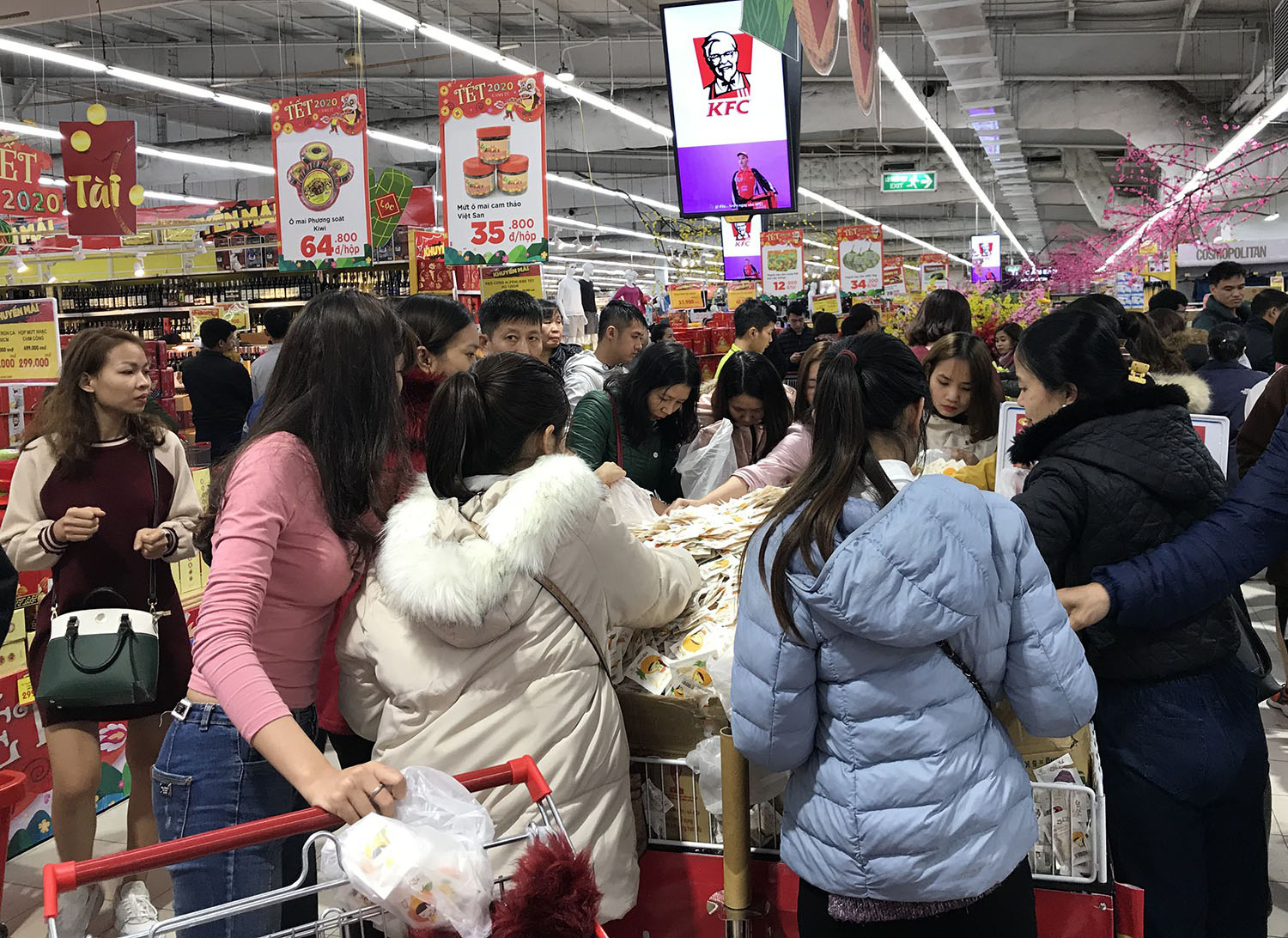 Biển người đổ đi sắm Tết, người lớn bơ phờ, trẻ con ngủ gật trên lưng mẹ chờ thanh toán - Ảnh 1. Biển người đổ đi sắm Tết, người lớn bơ phờ, trẻ con ngủ gật trên lưng mẹ chờ thanh toán - Ảnh 1.