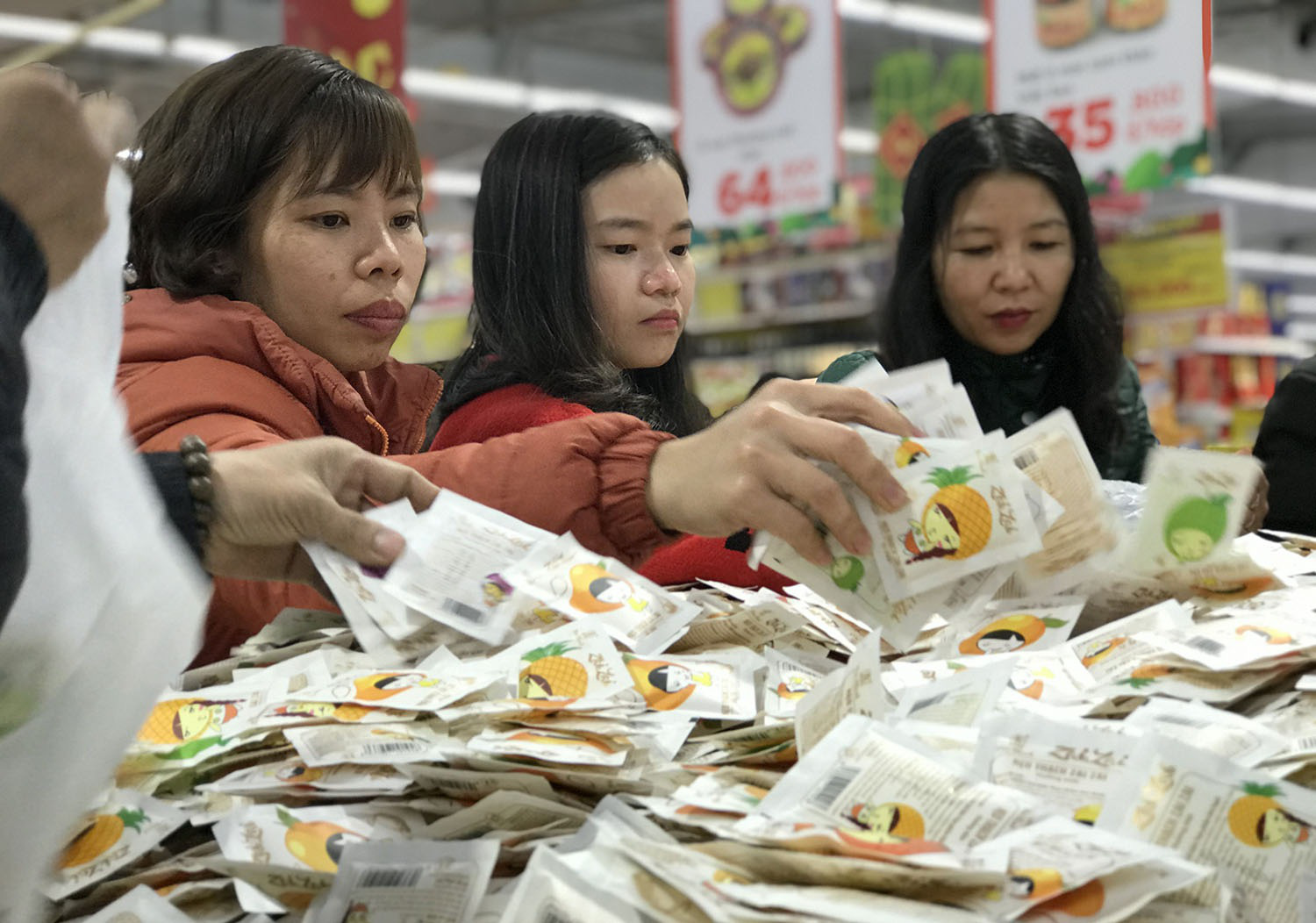 Biển người đổ đi sắm Tết, người lớn bơ phờ, trẻ con ngủ gật trên lưng mẹ chờ thanh toán - Ảnh 2. Biển người đổ đi sắm Tết, người lớn bơ phờ, trẻ con ngủ gật trên lưng mẹ chờ thanh toán - Ảnh 2.