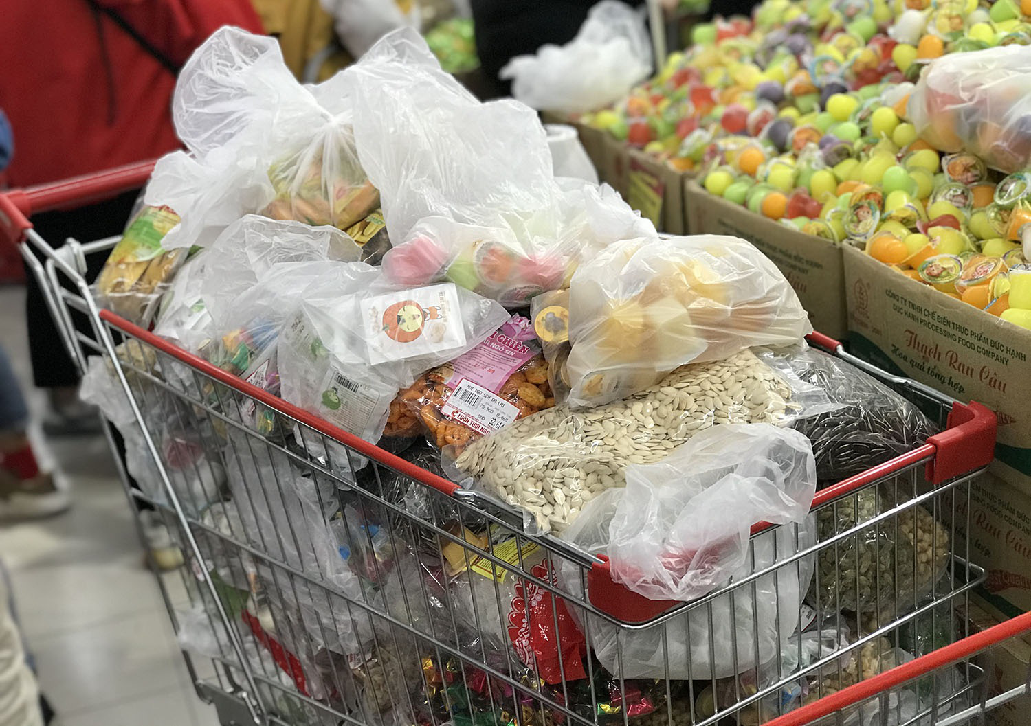 Biển người đổ đi sắm Tết, người lớn bơ phờ, trẻ con ngủ gật trên lưng mẹ chờ thanh toán - Ảnh 4. Biển người đổ đi sắm Tết, người lớn bơ phờ, trẻ con ngủ gật trên lưng mẹ chờ thanh toán - Ảnh 4.