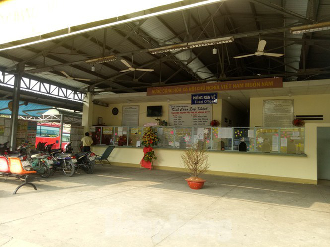 Bến xe vắng như ‘Chùa Bà Đanh’ vì công nhân được tặng vé xe về Tết - Ảnh 1.