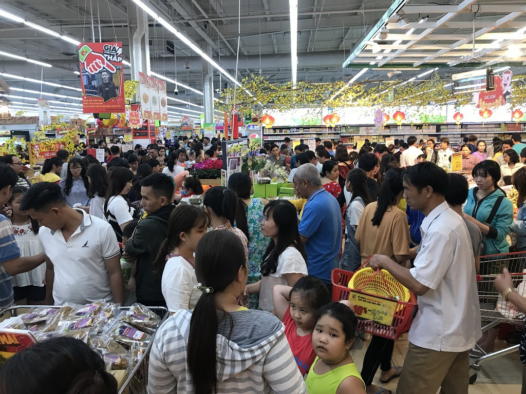 Khách chen chân mua sắm Tết, có siêu thị tuyên bố mở cửa luôn mùng 1, giảm giá thịt heo trong tuần này - Ảnh 1. Khách chen chân mua sắm Tết, có siêu thị tuyên bố mở cửa luôn mùng 1, giảm giá thịt heo trong tuần này - Ảnh 1.