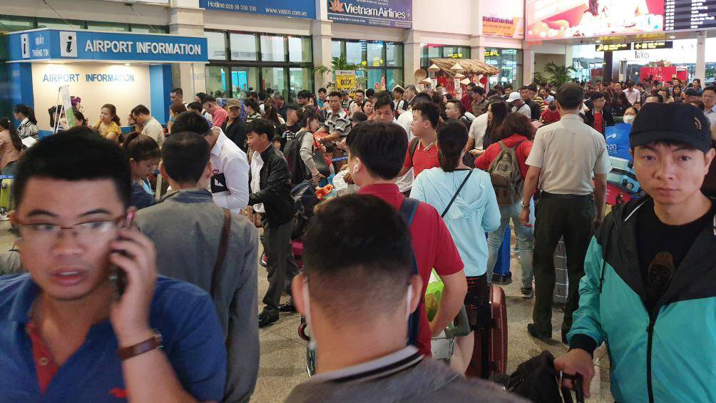 15 tàu bay xếp hàng chờ cất cánh rời Tân Sơn Nhất ngày giáp Tết - Ảnh 9.
