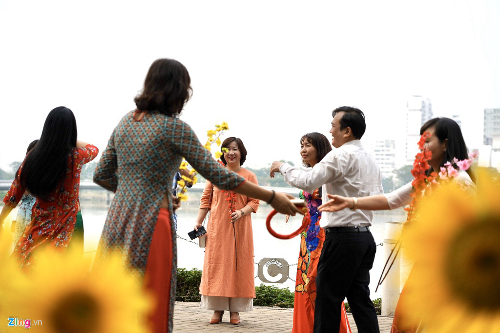 Đường hoa Phú Mỹ Hưng đông kín khách tham quan - Ảnh 2.