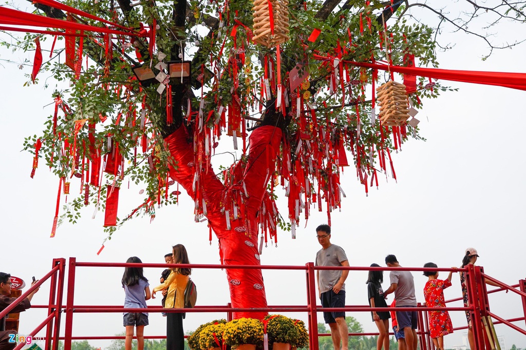 Đường hoa Phú Mỹ Hưng đông kín khách tham quan - Ảnh 3.