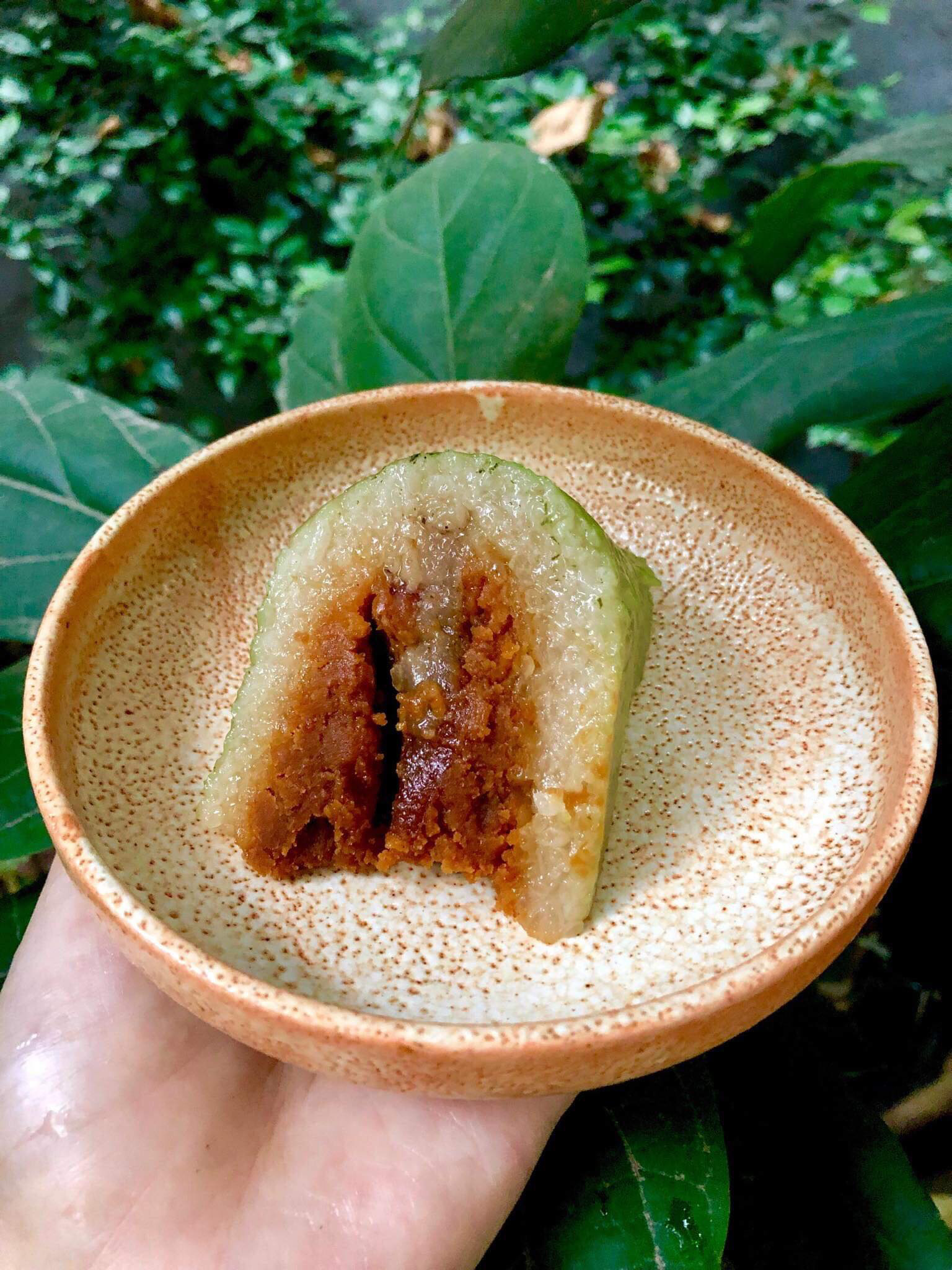 Thêm mật mía vào bánh chưng, bán hơn 1.000 chiếc mỗi ngày - Ảnh 1. Thêm mật mía vào bánh chưng, bán hơn 1.000 chiếc mỗi ngày - Ảnh 1.