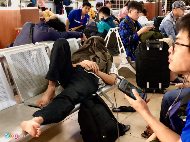 Vật vờ ở Bến xe Miền Đông chờ có vé về quê ăn Tết - Ảnh 3.