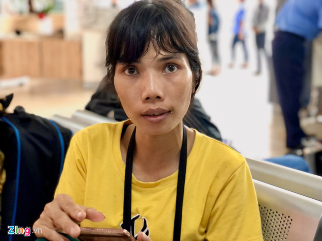 Vật vờ ở Bến xe Miền Đông chờ có vé về quê ăn Tết - Ảnh 2.