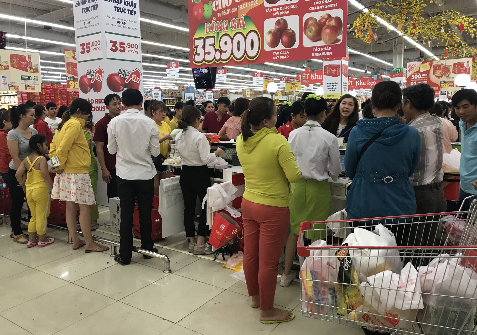Người Sài Gòn vét sạch siêu thị trước Tết, người lớn xếp hàng chờ cả tiếng, trẻ con mệt mỏi vật vờ - Ảnh 15. Người Sài Gòn vét sạch siêu thị trước Tết, người lớn xếp hàng chờ cả tiếng, trẻ con mệt mỏi vật vờ - Ảnh 15.