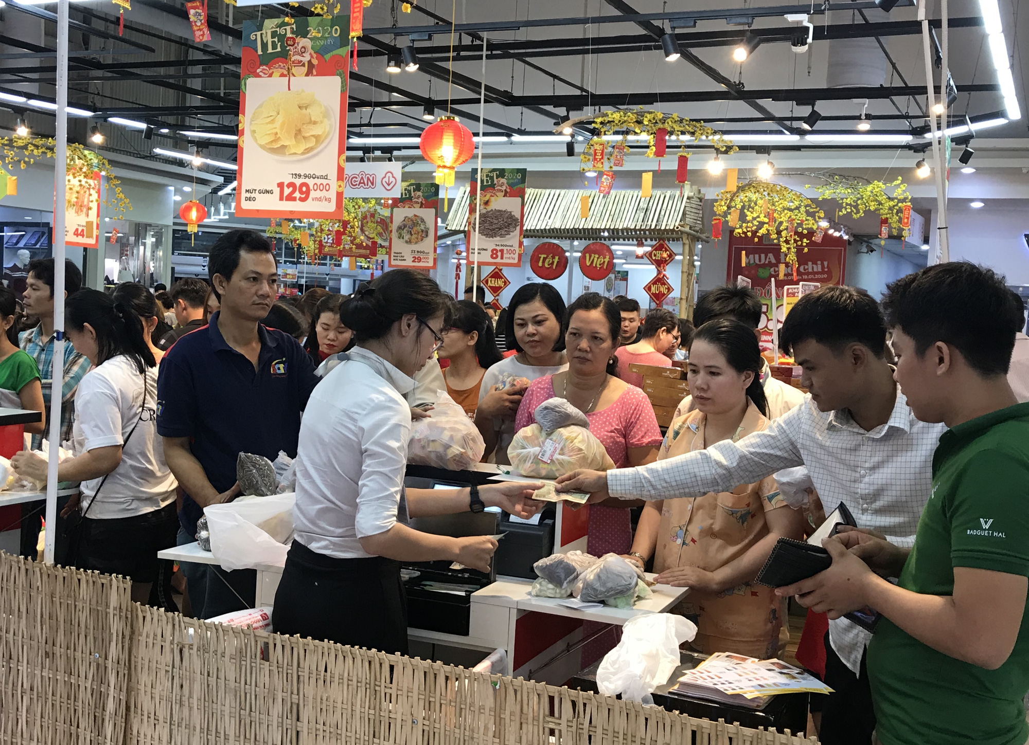 Người Sài Gòn vét sạch siêu thị trước Tết, người lớn xếp hàng chờ cả tiếng, trẻ con mệt mỏi vật vờ - Ảnh 8. Người Sài Gòn vét sạch siêu thị trước Tết, người lớn xếp hàng chờ cả tiếng, trẻ con mệt mỏi vật vờ - Ảnh 8.