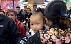 Siêu thị biến thành nhà trẻ, 'thượng đế nhí' mệt mỏi theo cha mẹ đi sắm Tết