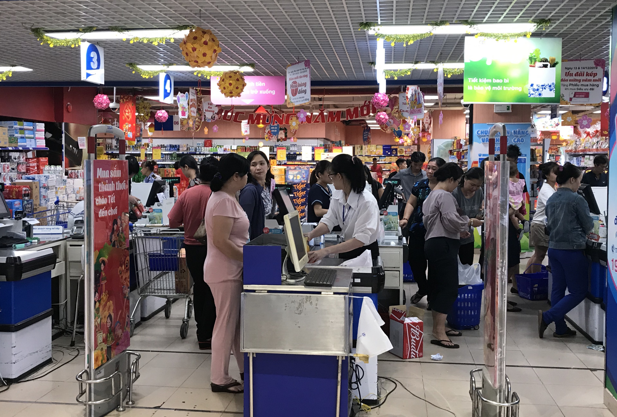Khách chen chân mua sắm Tết, có siêu thị tuyên bố mở cửa luôn mùng 1, giảm giá thịt heo trong tuần này - Ảnh 2. Khách chen chân mua sắm Tết, có siêu thị tuyên bố mở cửa luôn mùng 1, giảm giá thịt heo trong tuần này - Ảnh 2.