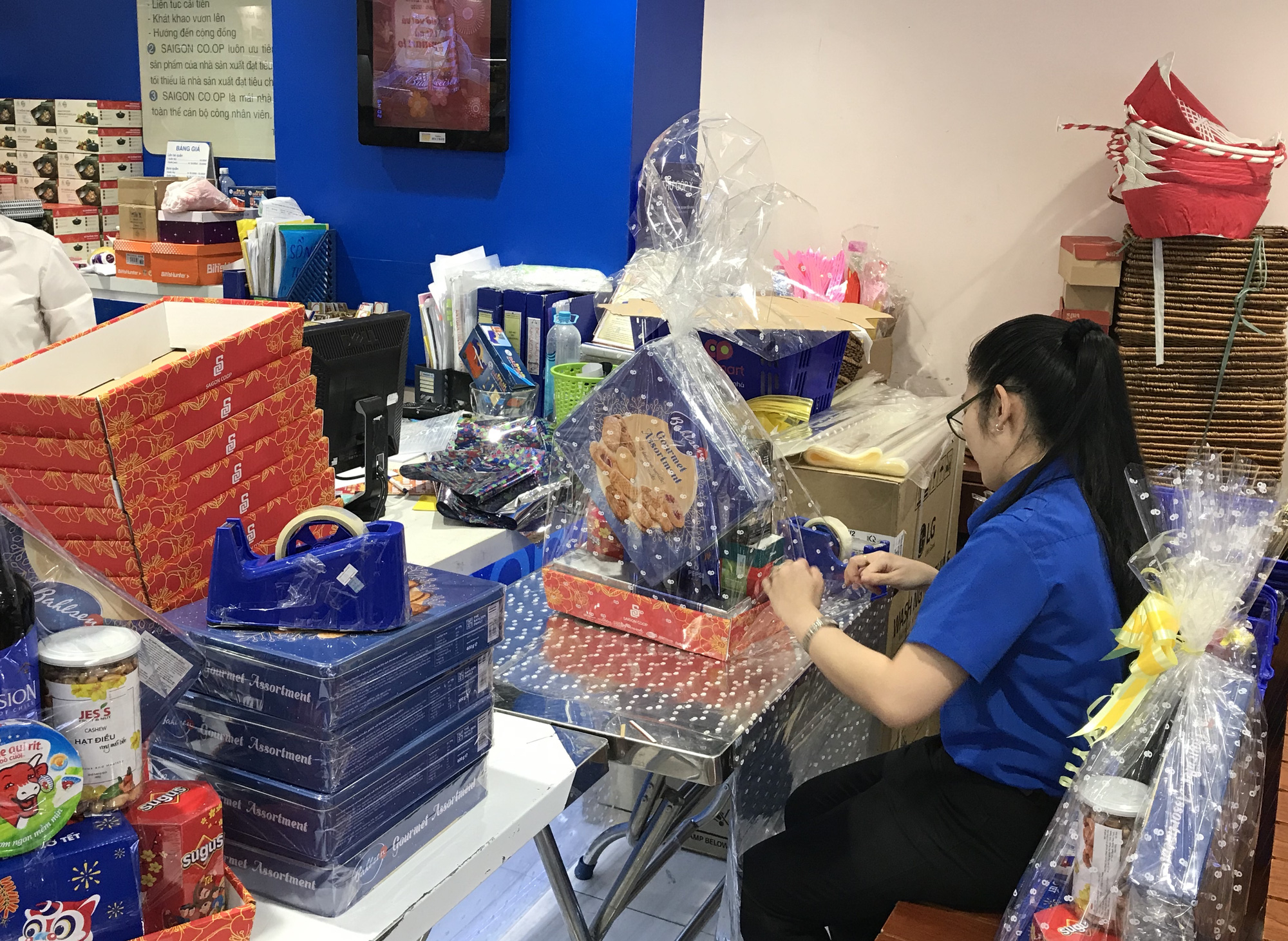 Siêu thị Sài Gòn bắt đầu đông nghẹt người mua sắm Tết, giỏ quà đắt như tôm tươi, có ngày bán ra 12.000 giỏ - Ảnh 5. Siêu thị Sài Gòn bắt đầu đông nghẹt người mua sắm Tết, giỏ quà đắt như tôm tươi, có ngày bán ra 12.000 giỏ - Ảnh 5.