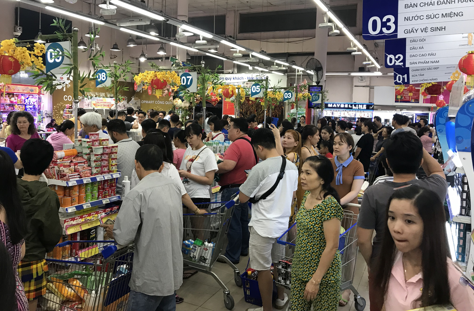 Siêu thị Sài Gòn bắt đầu đông nghẹt người mua sắm Tết, giỏ quà đắt như tôm tươi, có ngày bán ra 12.000 giỏ - Ảnh 1. Siêu thị Sài Gòn bắt đầu đông nghẹt người mua sắm Tết, giỏ quà đắt như tôm tươi, có ngày bán ra 12.000 giỏ - Ảnh 1.