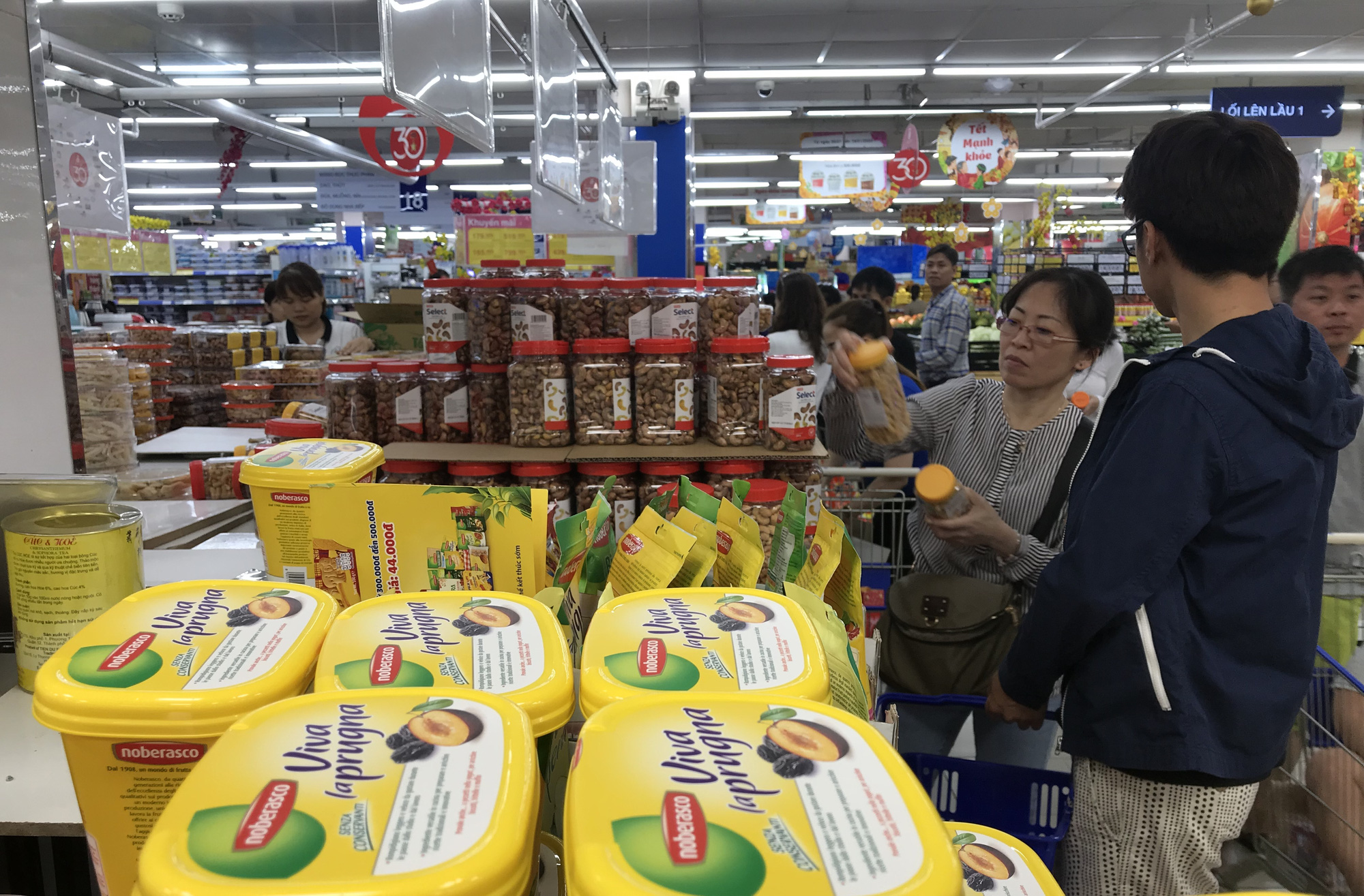 Siêu thị Sài Gòn bắt đầu đông nghẹt người mua sắm Tết, giỏ quà đắt như tôm tươi, có ngày bán ra 12.000 giỏ - Ảnh 2. Siêu thị Sài Gòn bắt đầu đông nghẹt người mua sắm Tết, giỏ quà đắt như tôm tươi, có ngày bán ra 12.000 giỏ - Ảnh 2.