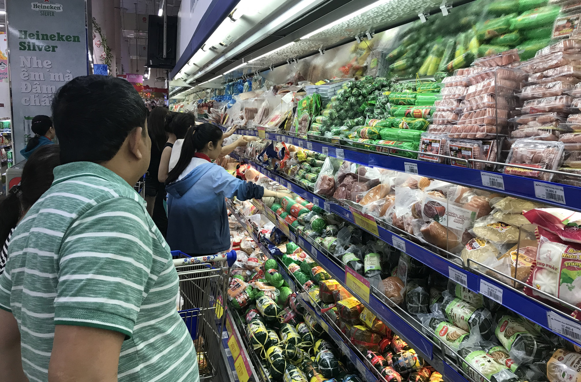 Siêu thị Sài Gòn bắt đầu đông nghẹt người mua sắm Tết, giỏ quà đắt như tôm tươi, có ngày bán ra 12.000 giỏ - Ảnh 3. Siêu thị Sài Gòn bắt đầu đông nghẹt người mua sắm Tết, giỏ quà đắt như tôm tươi, có ngày bán ra 12.000 giỏ - Ảnh 3.
