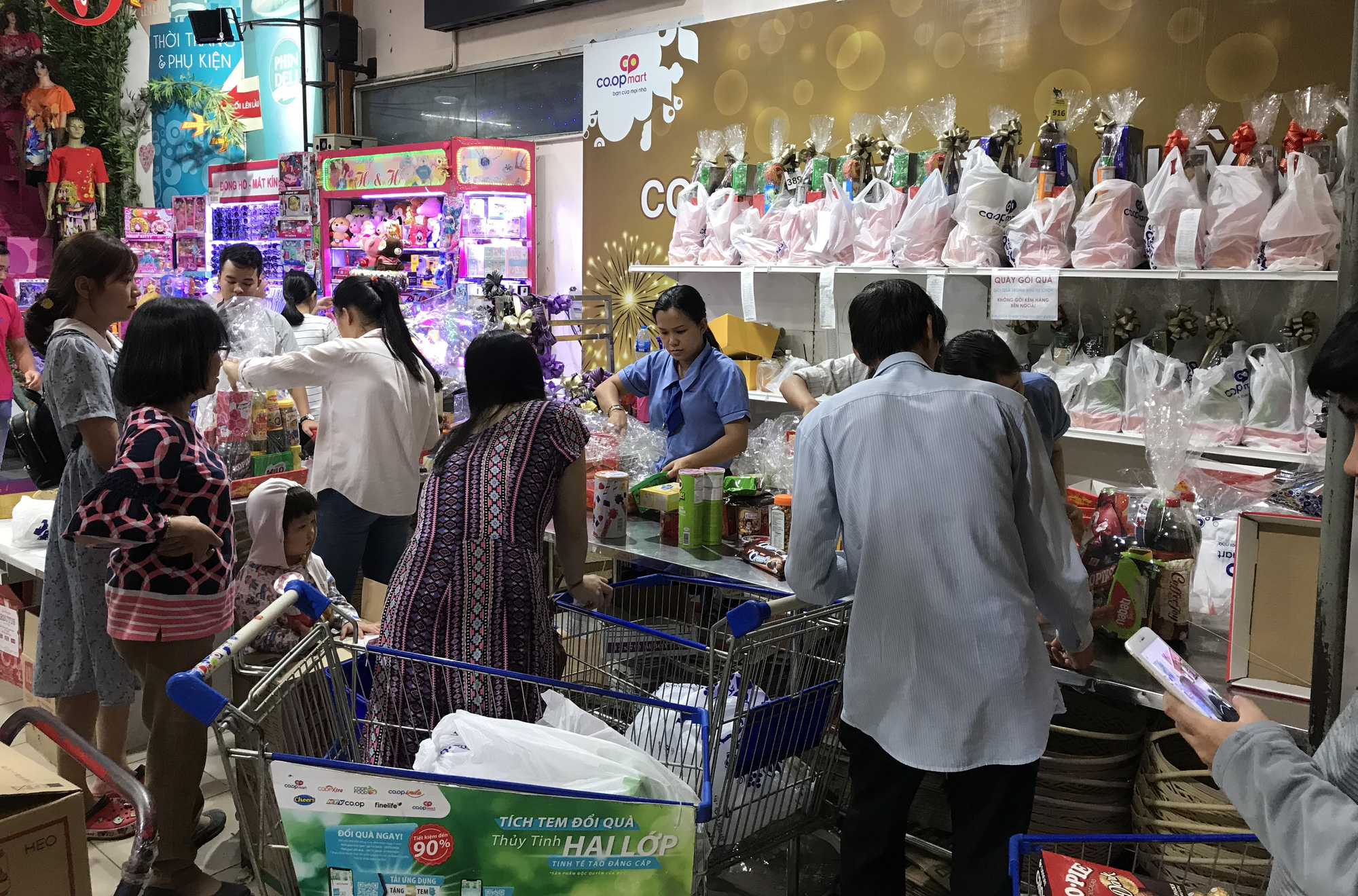 Siêu thị Sài Gòn bắt đầu đông nghẹt người mua sắm Tết, giỏ quà đắt như tôm tươi, có ngày bán ra 12.000 giỏ - Ảnh 4. Siêu thị Sài Gòn bắt đầu đông nghẹt người mua sắm Tết, giỏ quà đắt như tôm tươi, có ngày bán ra 12.000 giỏ - Ảnh 4.